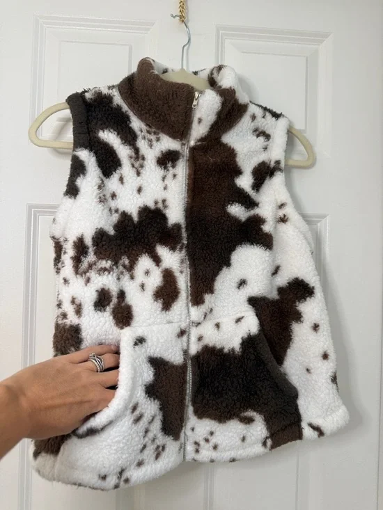 Women’s cowgirl Brown & White Faux Shearling Vest - Picture 4 of 4